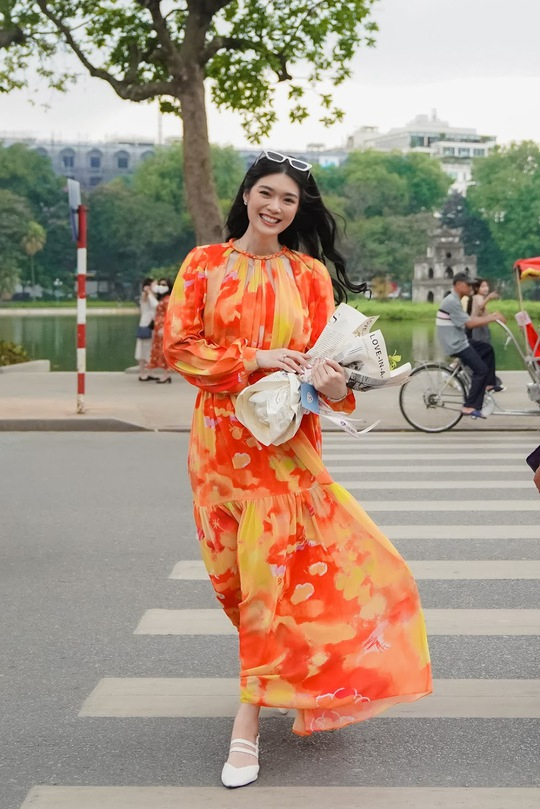 Hoa hậu Indonesia - Top 6 Miss World 2021 - hào hứng khám phá ẩm thực Hà Nội - Ảnh 1. Hoa hậu Indonesia - Top 6 Miss World 2021 - hào hứng khám phá ẩm thực Hà Nội - Ảnh 1.
