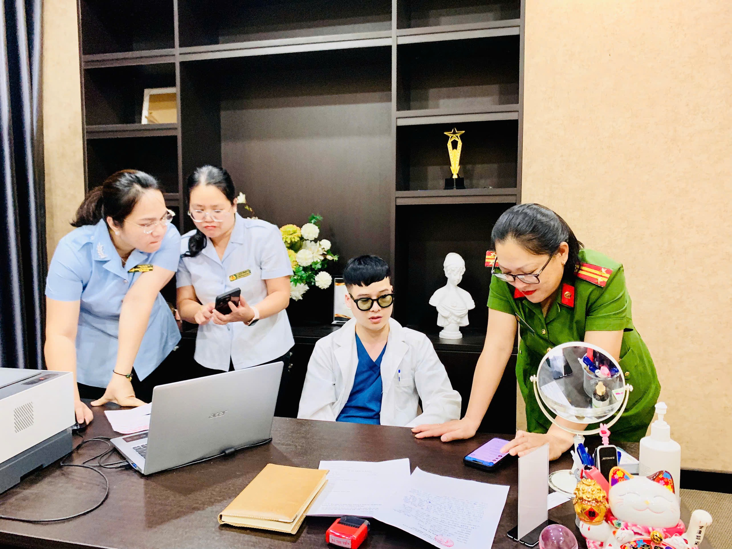 Học chuyên ngành văn hóa nhưng tự xưng bác sĩ để khám chữa bệnh- Ảnh 1. Học chuyên ngành văn hóa nhưng tự xưng bác sĩ để khám chữa bệnh- Ảnh 1.