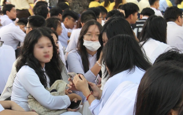 Học sinh Hà Nội không được dùng điện thoại trong lớp- Ảnh 1. Học sinh Hà Nội không được dùng điện thoại trong lớp- Ảnh 1.