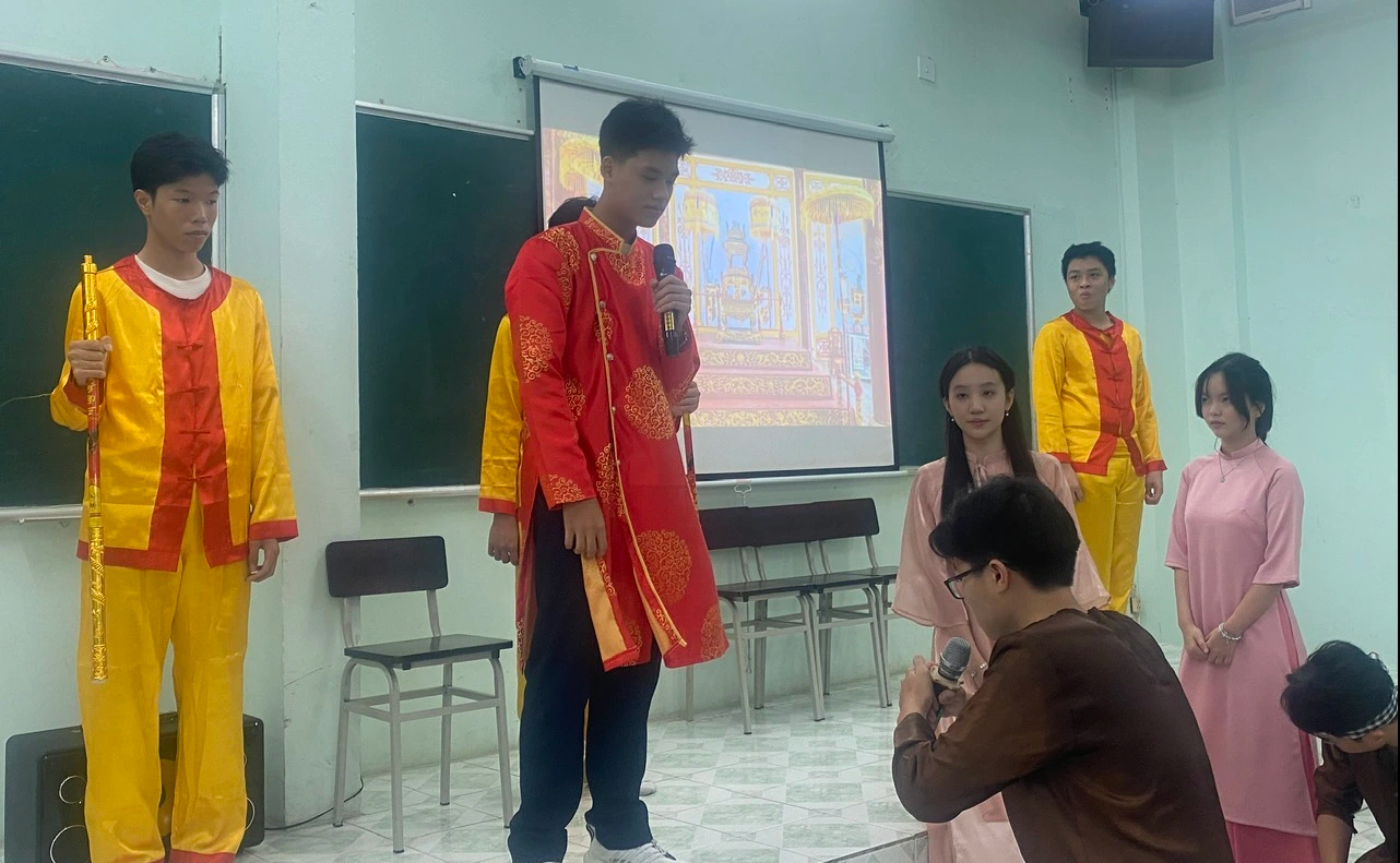 Học sinh lớp 10 'nghiên cứu' về tình yêu đôi lứa- Ảnh 1. Học sinh lớp 10 'nghiên cứu' về tình yêu đôi lứa- Ảnh 1.