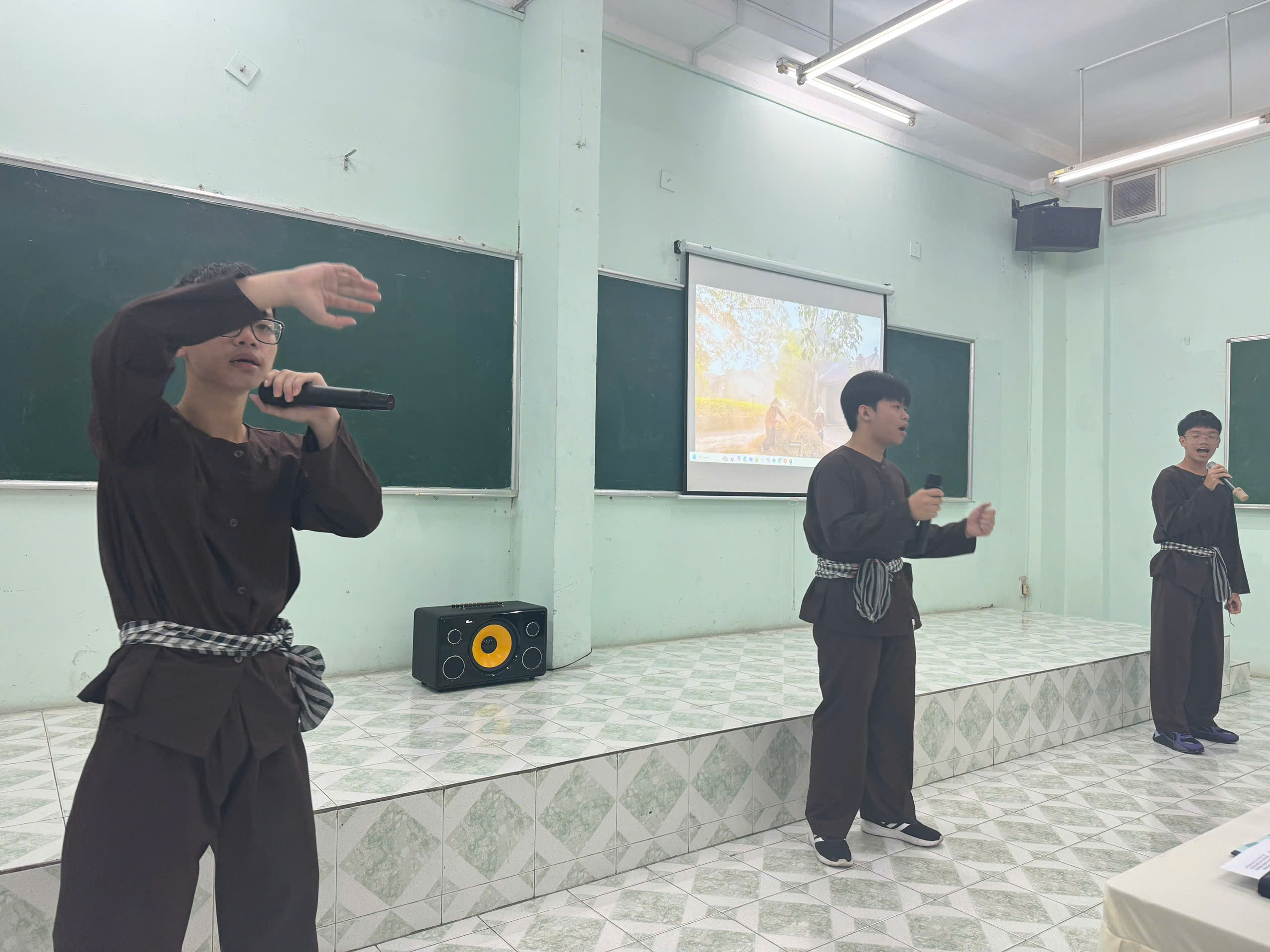 Học sinh lớp 10 'nghiên cứu' về tình yêu đôi lứa- Ảnh 2. Học sinh lớp 10 'nghiên cứu' về tình yêu đôi lứa- Ảnh 2.