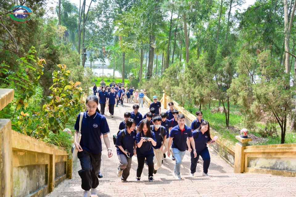 Học sinh Trường THCS - THPT Newton tham gia trải nghiệm tại Khu di tích lịch sử Đền thờ Hai Bà Trưng, huyện Mê Linh, Hà Nội.