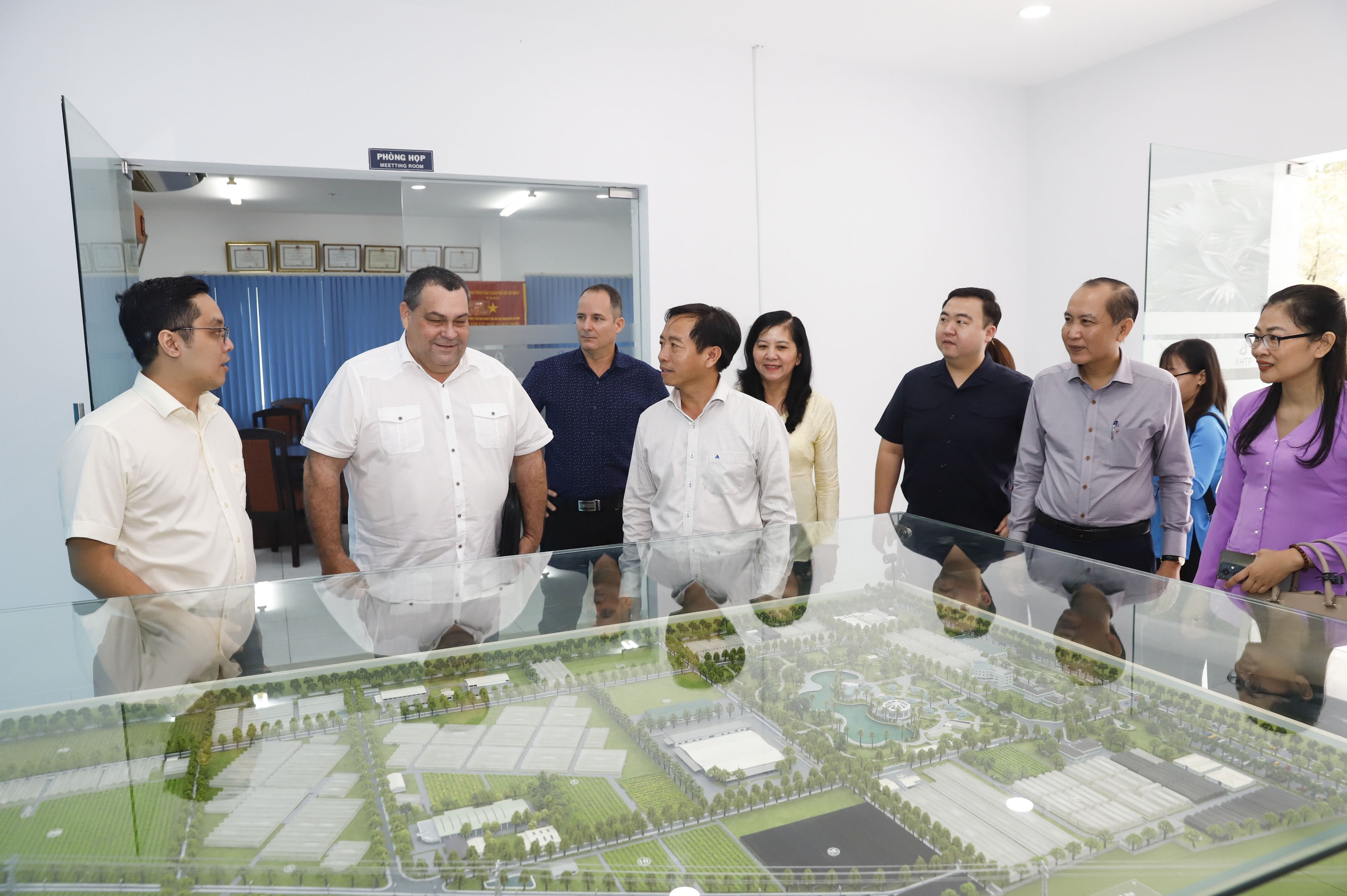 Hội Tiểu nông Cuba tham quan khu nông nghiệp công nghệ cao TPHCM- Ảnh 1. Hội Tiểu nông Cuba tham quan khu nông nghiệp công nghệ cao TPHCM- Ảnh 1.