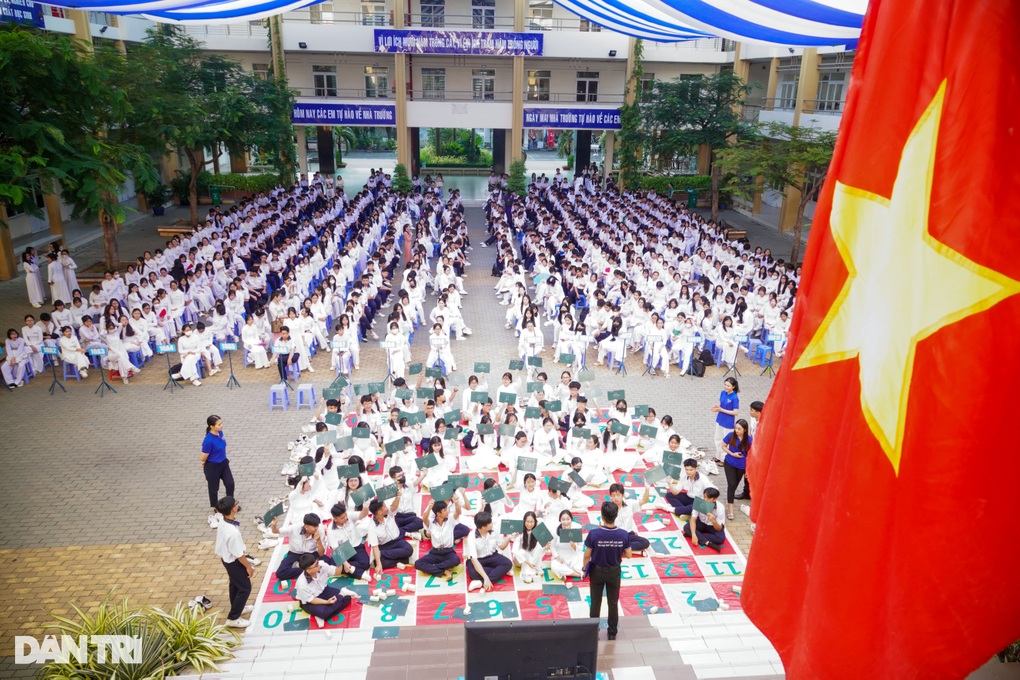 Hơn 800 học sinh dự triển lãm Chủ tịch Hồ Chí Minh - Tiểu sử và sự nghiệp - 1 Hơn 800 học sinh dự triển lãm Chủ tịch Hồ Chí Minh - Tiểu sử và sự nghiệp - 1