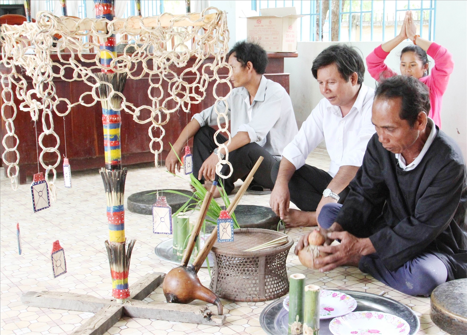 Các nghệ nhân xã Phước Hà tái hiện nghi thức lễ cúng ăn đầu lúa mới của đồng bào Raglay. Các nghệ nhân xã Phước Hà tái hiện nghi thức lễ cúng ăn đầu lúa mới của đồng bào Raglay.