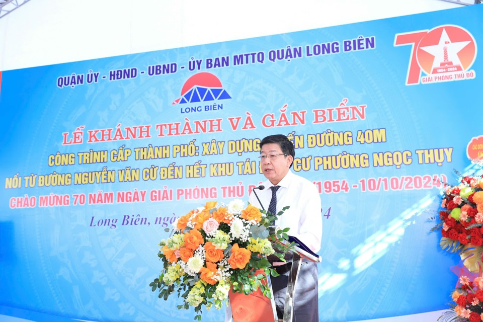 Phó Chủ tịch UBND TP Dương Đức Tuấn phát biểu tại lễ khánh thành tuyến đường 40m nối từ đường Nguyễn Văn Cừ đến hết khu tái định cư phường Ngọc Thụy, quận Long Biên. Ảnh: Linh Phạm