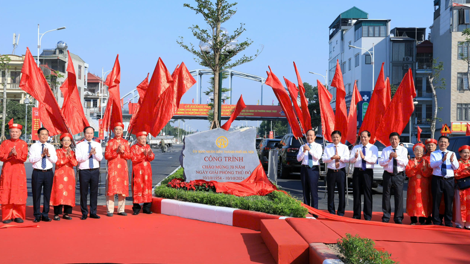 Các đại biểu thành phố, quận Long Biên tham gia gắn biển Công trình Chào mừng kỷ niệm 70 Ngày Giải phóng Thủ đô tuyến đường 40m nối từ đường Nguyễn Văn Cừ đến hết khu tái định cư phường Ngọc Thụy. Ảnh Phạm Linh