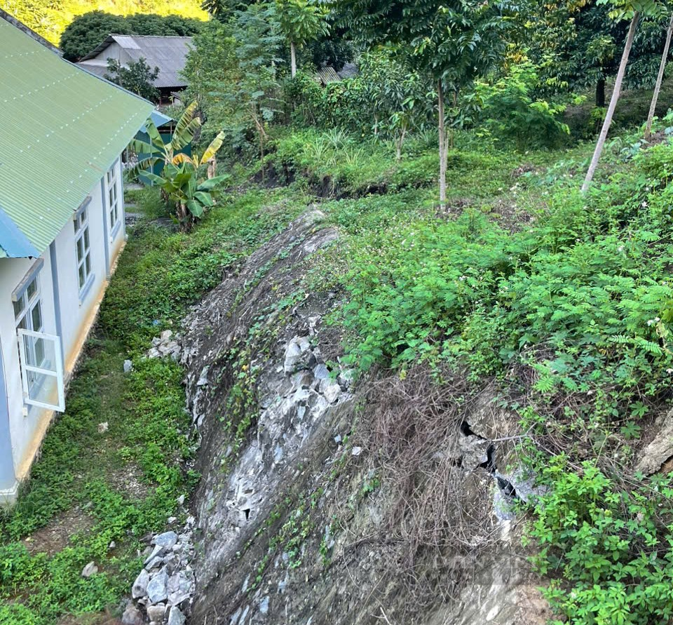 Thanh Hóa: Đồi Na Khà nứt 400m, chính quyền khẩn cấp di dời 111 người dân- Ảnh 2. Thanh Hóa: Đồi Na Khà nứt 400m, chính quyền khẩn cấp di dời 111 người dân- Ảnh 2.