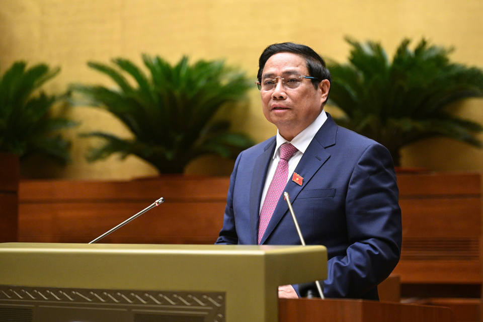Thủ tướng Chính phủ Phạm Minh Chính báo cáo kết quả thực hiện kế hoạch phát triển kinh tế - xã hội năm 2024; dự kiến kế hoạch phát triển kinh tế - xã hội năm 2025. Ảnh: Quochoi.vn