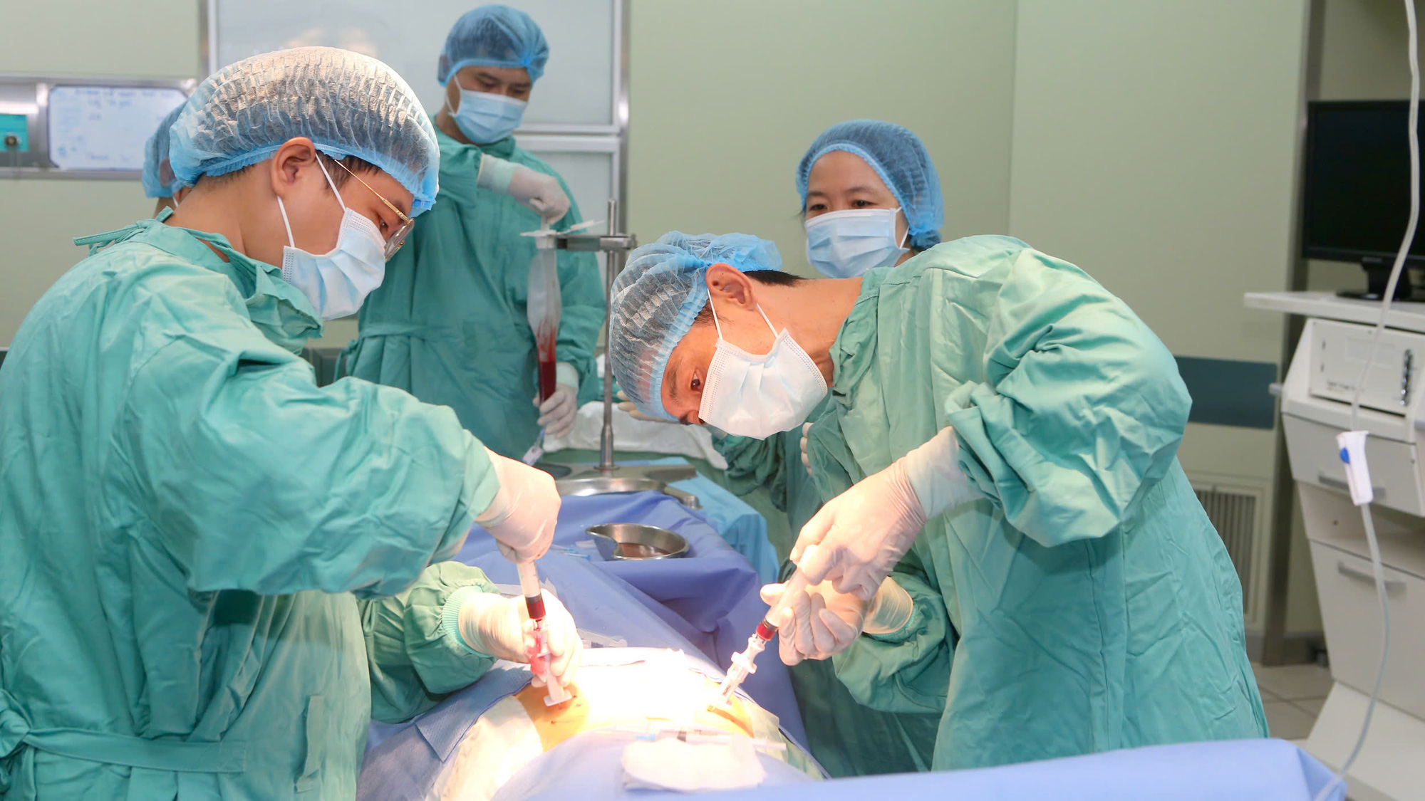 Lần đầu tiên ghép tủy đồng loại thành công trên bệnh nhi tan máu bẩm sinh ở miền Trung - Ảnh 1. Lần đầu tiên ghép tủy đồng loại thành công trên bệnh nhi tan máu bẩm sinh ở miền Trung - Ảnh 1.