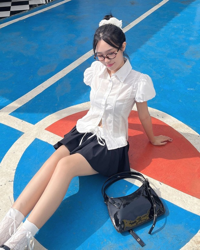 Lên đồ đầy trẻ trung và tràn đầy sức sống cho những cô nàng tri thức- Ảnh 1. Lên đồ đầy trẻ trung và tràn đầy sức sống cho những cô nàng tri thức- Ảnh 1.