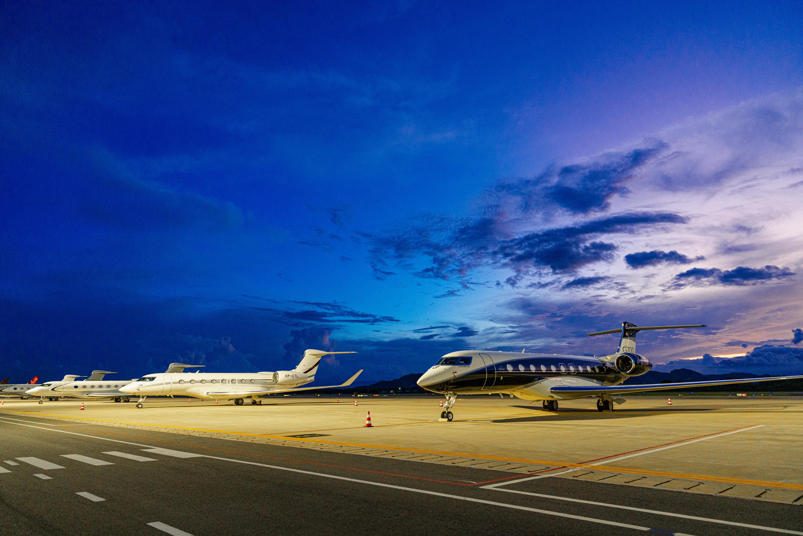 Loạt tàu bay siêu sang Gulfstream đổ bộ sân bay Đà Nẵng - Ảnh 1. Loạt tàu bay siêu sang Gulfstream đổ bộ sân bay Đà Nẵng - Ảnh 1.