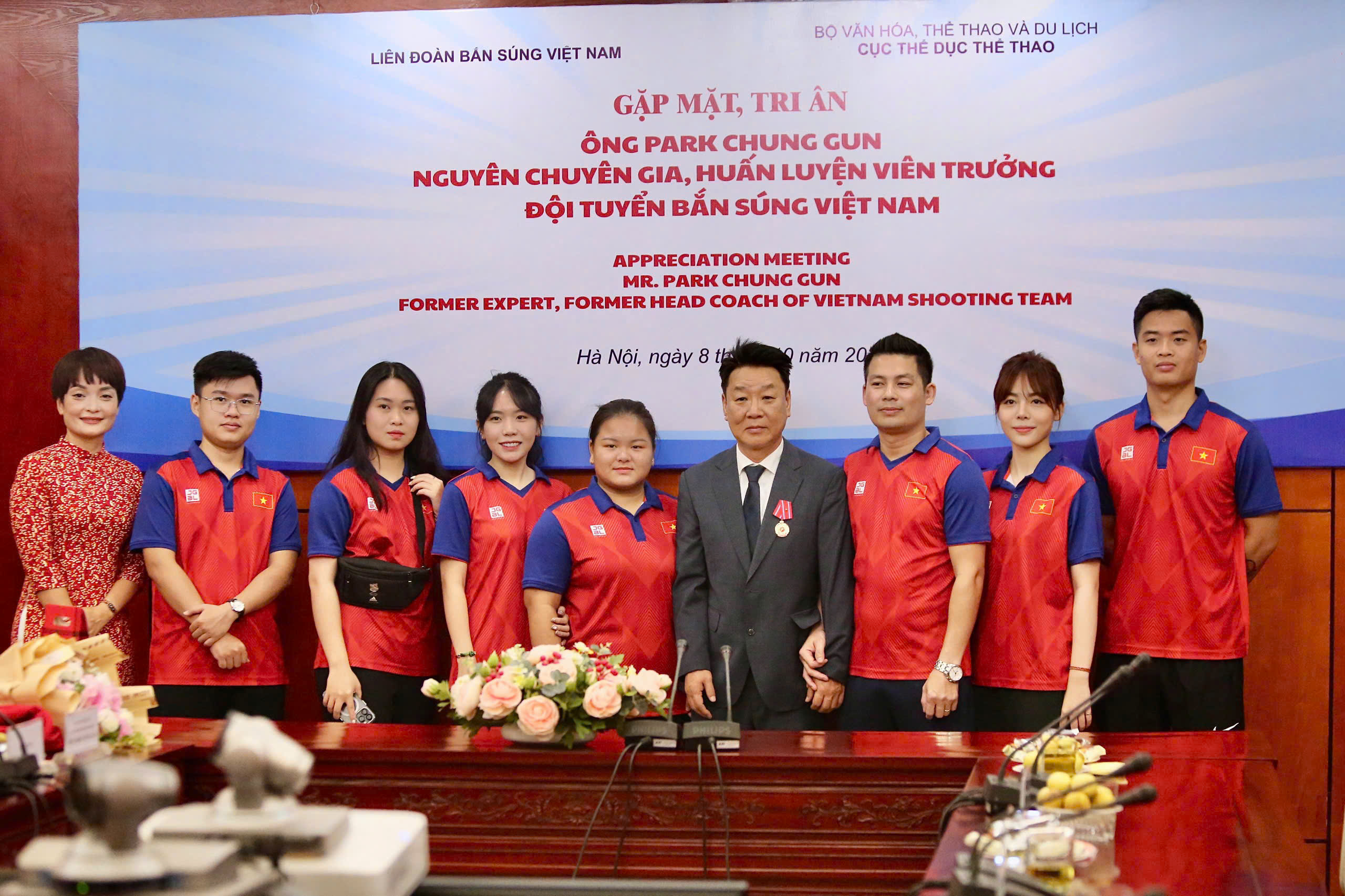 Lời nhắn gửi xúc động của ông Park Chung-gun- Ảnh 1. Lời nhắn gửi xúc động của ông Park Chung-gun- Ảnh 1.