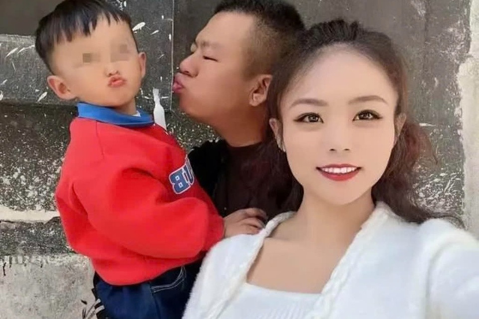 Lời thì thầm của cậu bé 4 tuổi bên người mẹ bệnh nặng khiến triệu người xúc động - Ảnh 1. Lời thì thầm của cậu bé 4 tuổi bên người mẹ bệnh nặng khiến triệu người xúc động - Ảnh 1.
