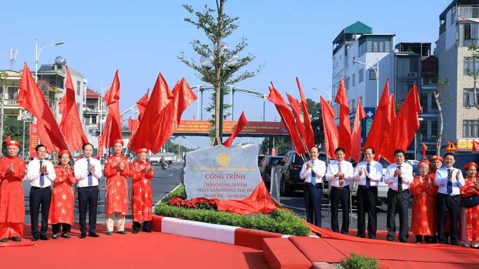 Lãnh đạo thành phố, quận Long Biên và người dân tại lễ gắn biển công trình Kỷ niệm 70 năm Ngày Giải phóng Thủ đô (10/10/1954 - 10/10/2024) tuyến đường 40m nối từ phường Ngọc Lâm đến hết khu tái định cư phường Ngọc Thụy.