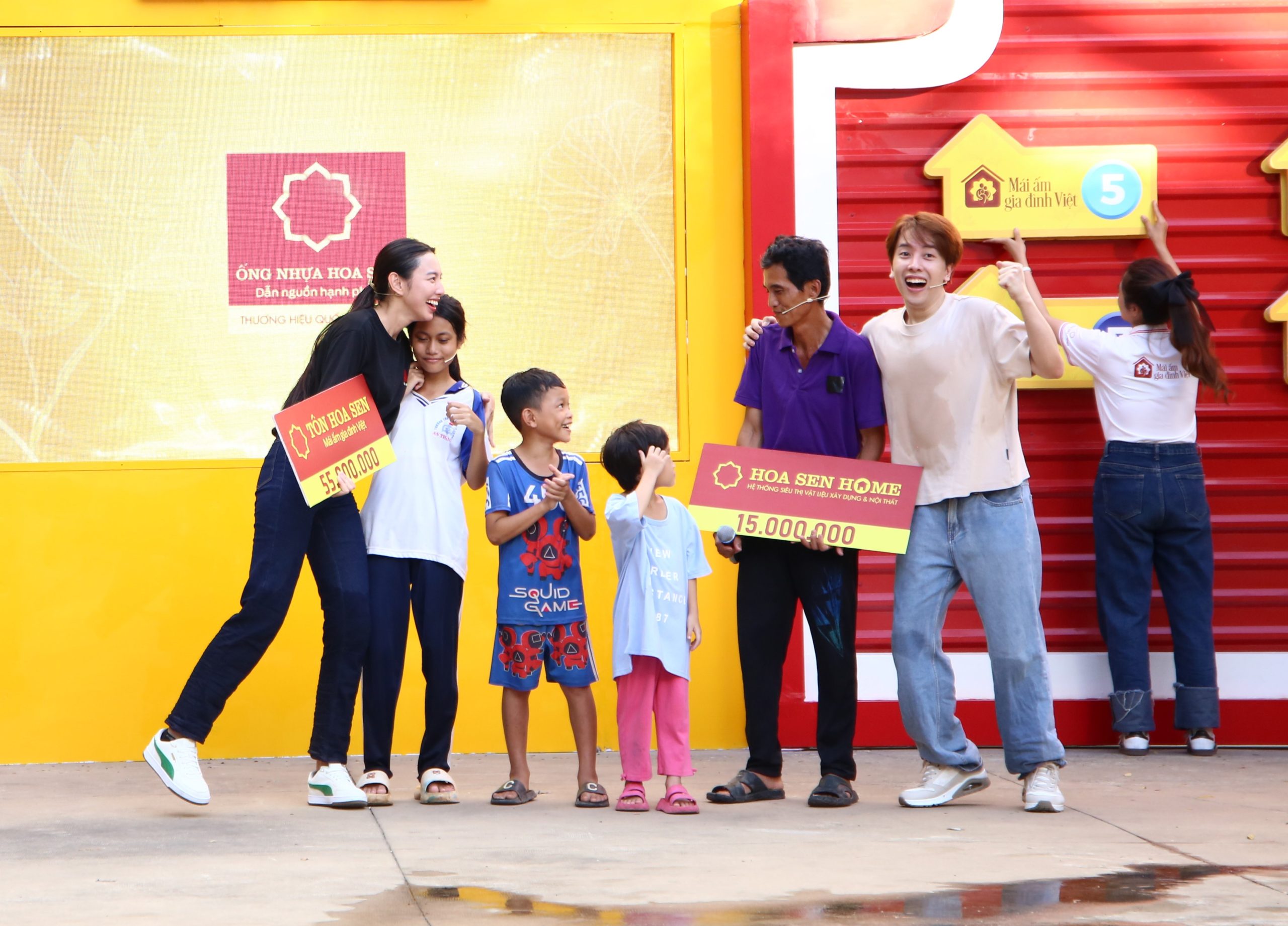 logo - Vietnam.vn Ca sĩ Nicky và hoa hậu Nguyễn Thúc Thùy Tiên vỡ òa cảm xúc khi thấy nhân vật rút được số tiền thưởng giá trị