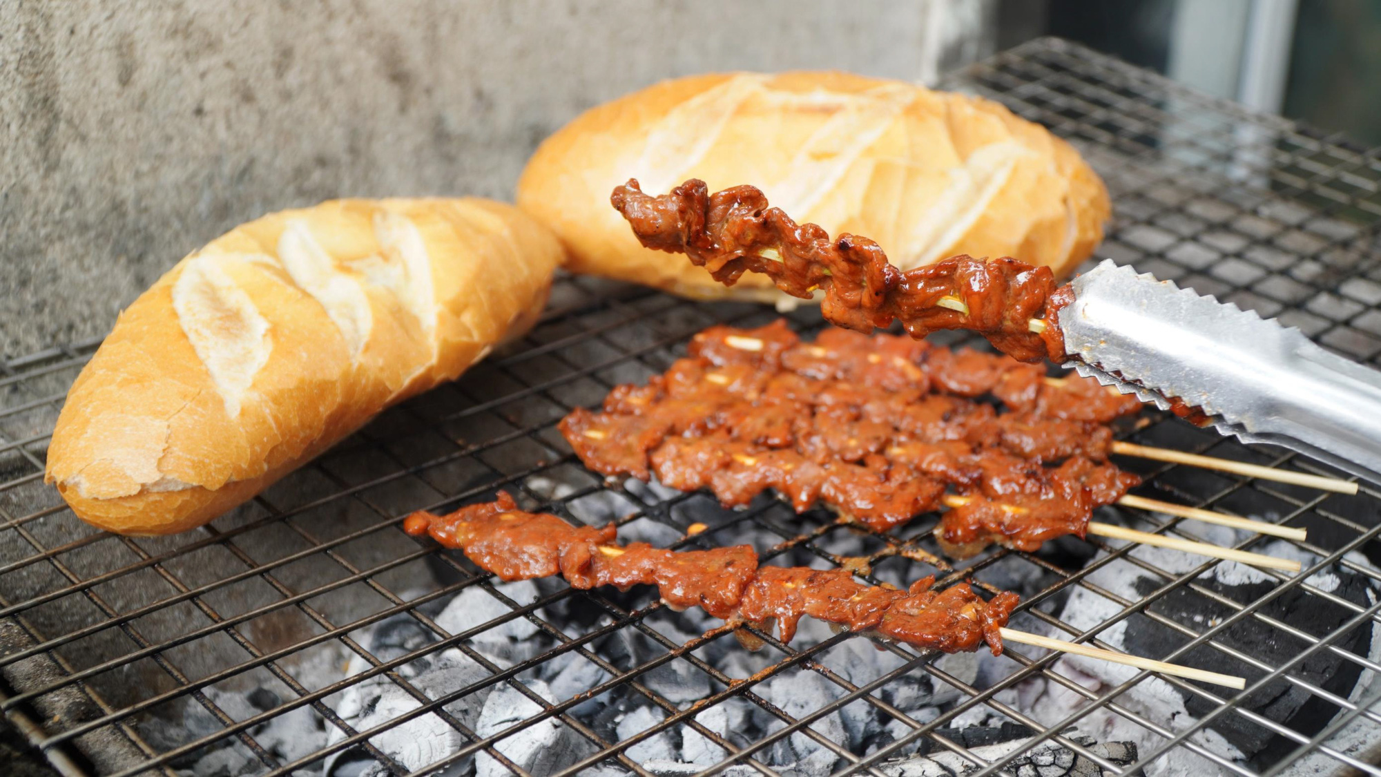 Bánh mì: Món ăn đường phố vượt biên giới - Ảnh 1. Bánh mì: Món ăn đường phố vượt biên giới - Ảnh 1.