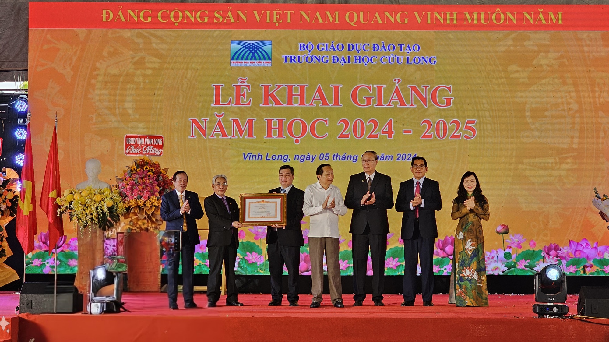 Một trường ĐH dành hơn 9 tỉ đồng khen thưởng và trao học bổng- Ảnh 1. Một trường ĐH dành hơn 9 tỉ đồng khen thưởng và trao học bổng- Ảnh 1.