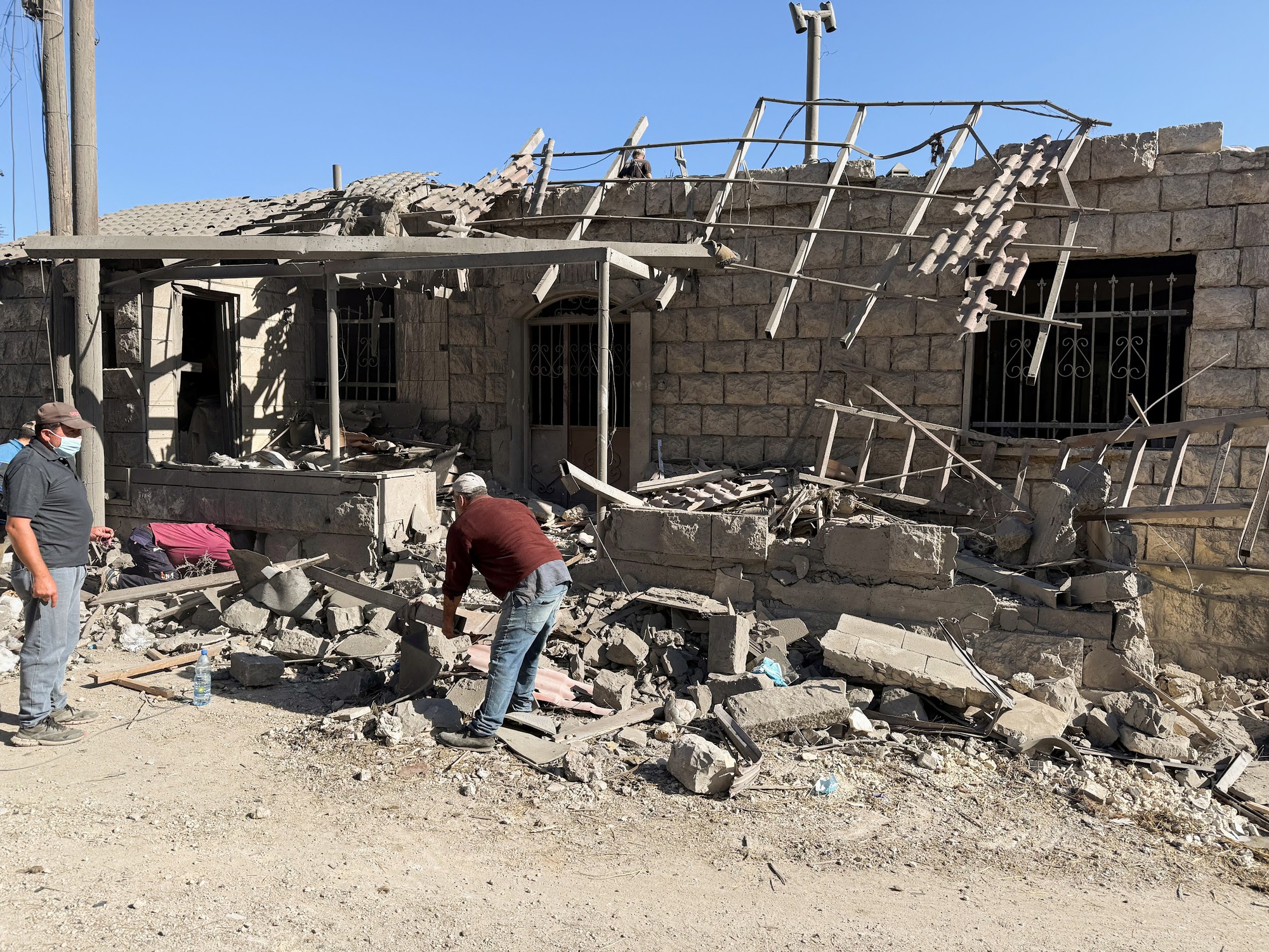 Mỹ phản đối quy mô chiến dịch không kích Beirut của Israel- Ảnh 1. Aftermath of an Israeli air strike in Aitou