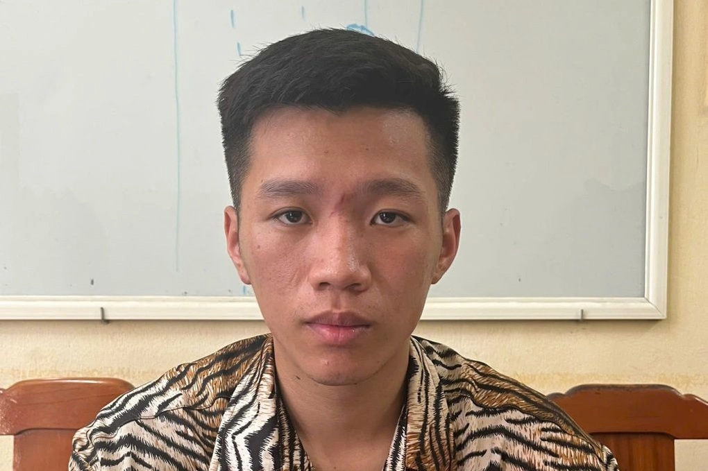 Nam thanh niên say rượu chửi bới cảnh sát cơ động - 1 Nam thanh niên say rượu chửi bới cảnh sát cơ động - 1