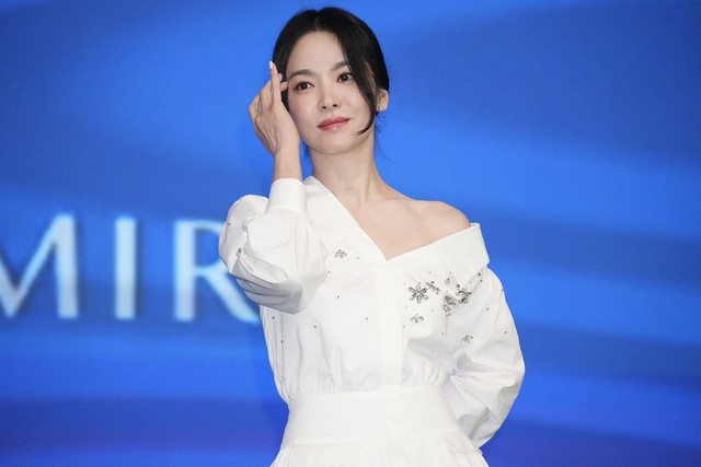 Nana, Song Hye Kyo diện trang phục lệch vai trở lại đường đua thời trang- Ảnh 1. Nana, Song Hye Kyo diện trang phục lệch vai trở lại đường đua thời trang- Ảnh 1.