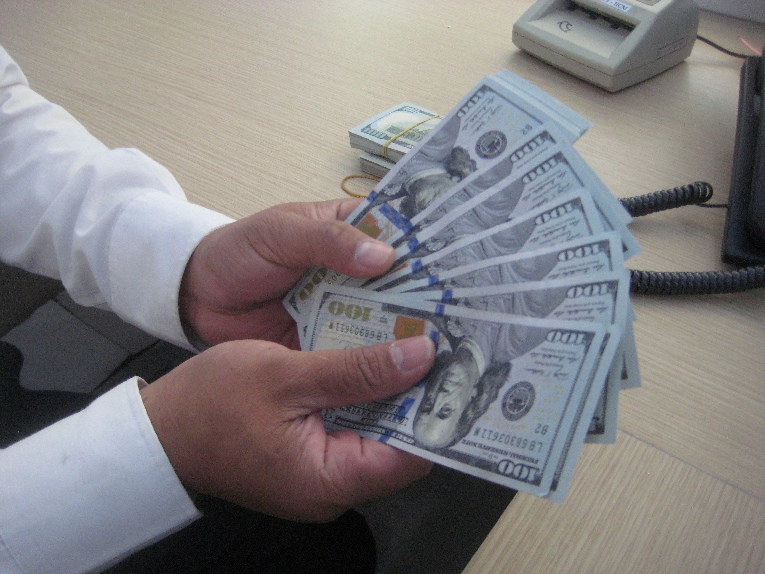 Ngân hàng Nhà nước bán USD, tỉ giá VNĐ/USD hạ nhiệt- Ảnh 1. Ngân hàng Nhà nước bán USD, tỉ giá VNĐ/USD hạ nhiệt- Ảnh 1.