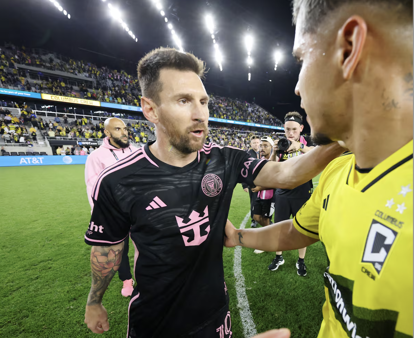 Messi và Cucho Hernandez Messi và Cucho Hernandez