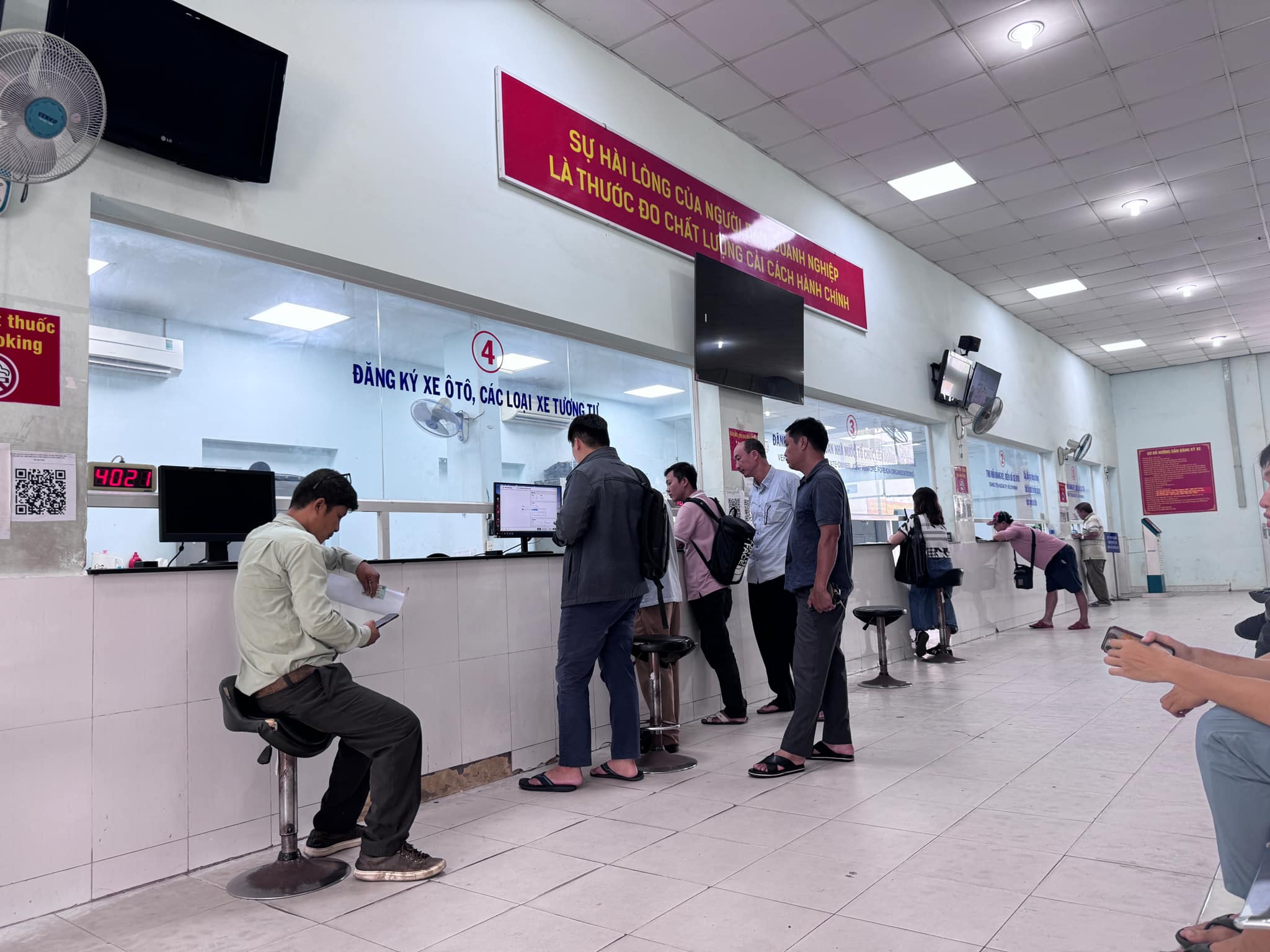 Người dân e ngại, sợ lừa đảo khi đăng ký xe trực tuyến qua VNeID- Ảnh 1. Người dân e ngại, sợ lừa đảo khi đăng ký xe trực tuyến qua VNeID- Ảnh 1.