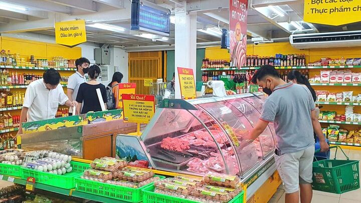 Người dân mua nhiều thực phẩm tươi sống dịp cuối năm. (Ảnh: Đ.V)