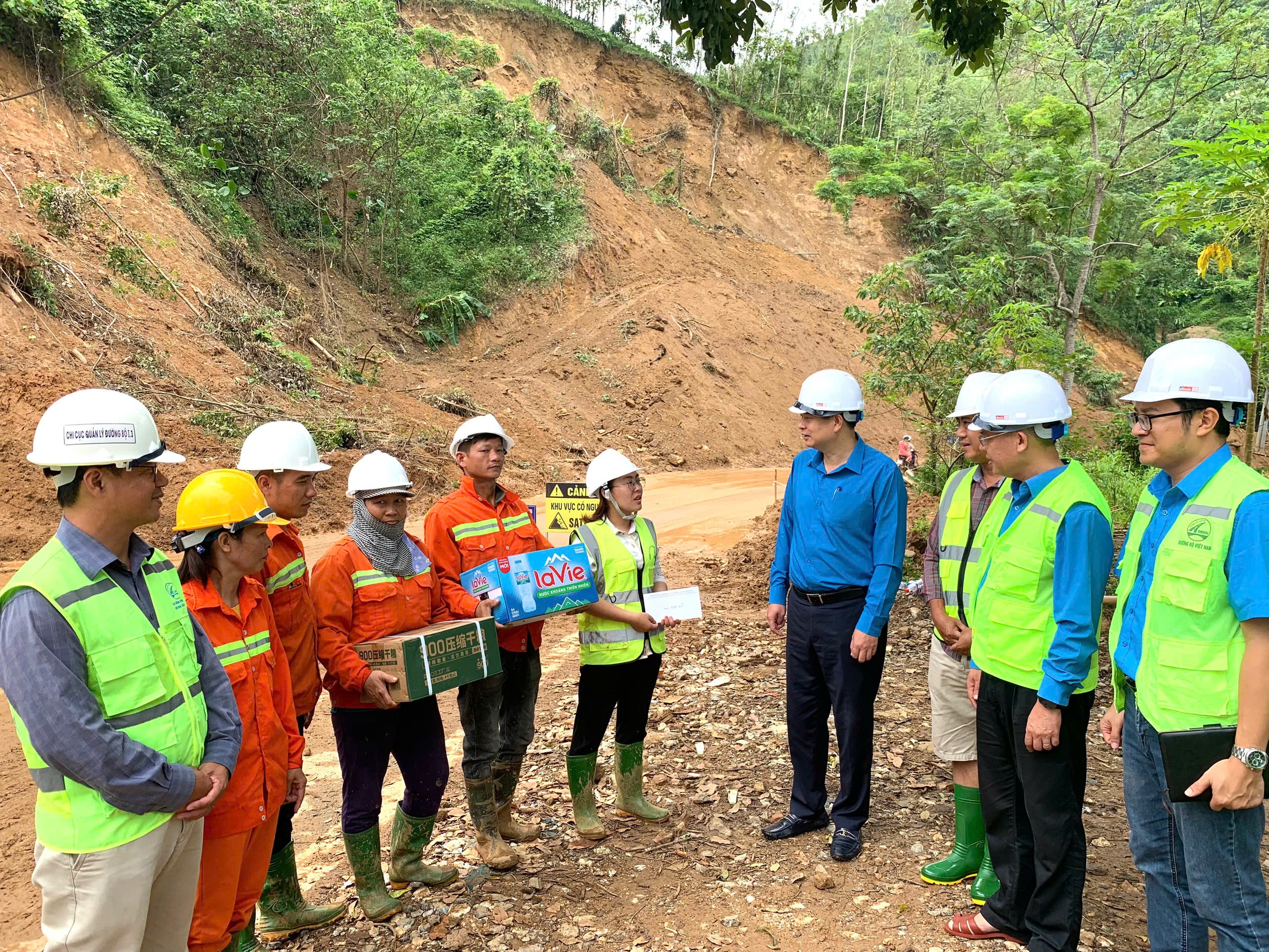 Người lao động GTVT ủng hộ hơn 5 tỷ đồng cho đồng bào bị bão lũ- Ảnh 1. Người lao động GTVT ủng hộ hơn 5 tỷ đồng cho đồng bào bị bão lũ- Ảnh 1.