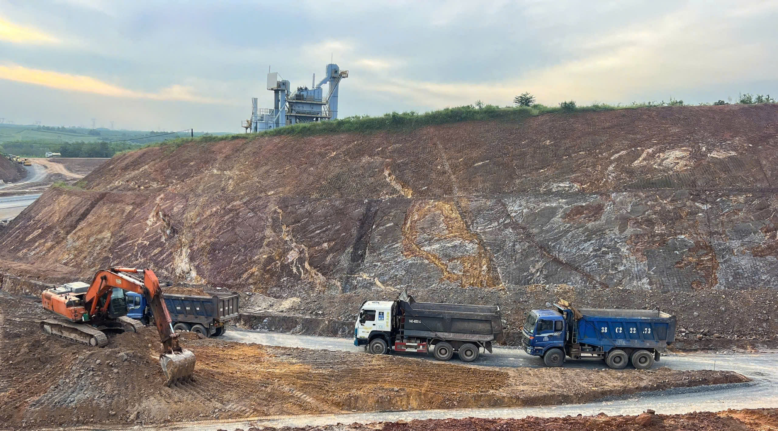 Nhà thầu giao thông sẵn sàng ứng phó bão số 6- Ảnh 1. Nhà thầu giao thông sẵn sàng ứng phó bão số 6- Ảnh 1.