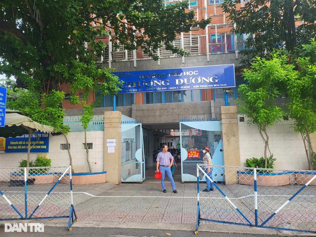 Nhà trường có được xã hội hóa để phụ huynh mua máy tính cho cô giáo? - 1 Nhà trường có được xã hội hóa để phụ huynh mua máy tính cho cô giáo? - 1