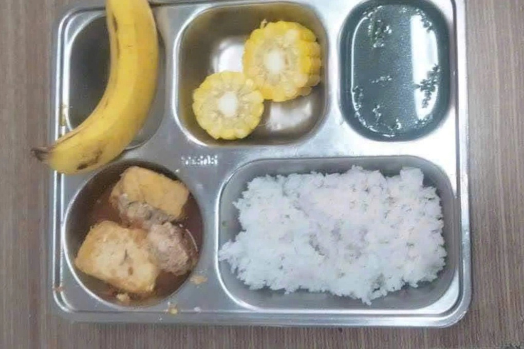 Nhà trường lên tiếng về hình ảnh bữa cơm trưa cho trẻ như suất ăn kiêng - 1 Nhà trường lên tiếng về hình ảnh bữa cơm trưa cho trẻ như suất ăn kiêng - 1