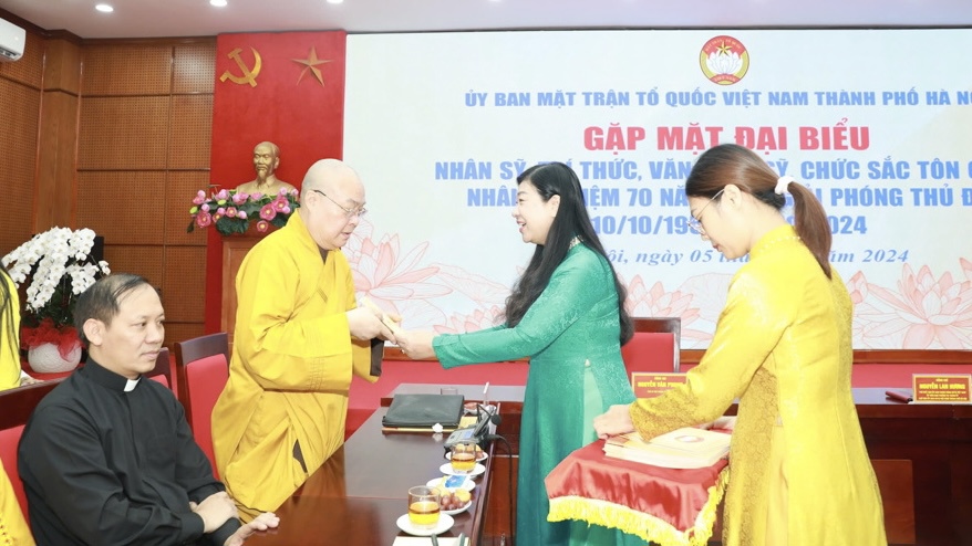 Chủ tịch Ủy ban Mặt trận Tổ quốc Việt Nam TP Hà Nội Nguyễn Lan Hương trao quà tri ân tới các đại biểu nhân sĩ, trí thức, văn nghệ sĩ, chức sắc tôn giáo tiêu biểu của Thủ đô