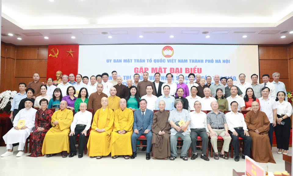Phó Bí thư Thành ủy Hà Nội Nguyễn Văn Phong và lãnh đạo TP Hà Nội chụp ảnh lưu niệm cùng các đại biểu nhân sĩ, trí thức, văn nghệ sĩ, chức sắc tôn giáo tiêu biểu