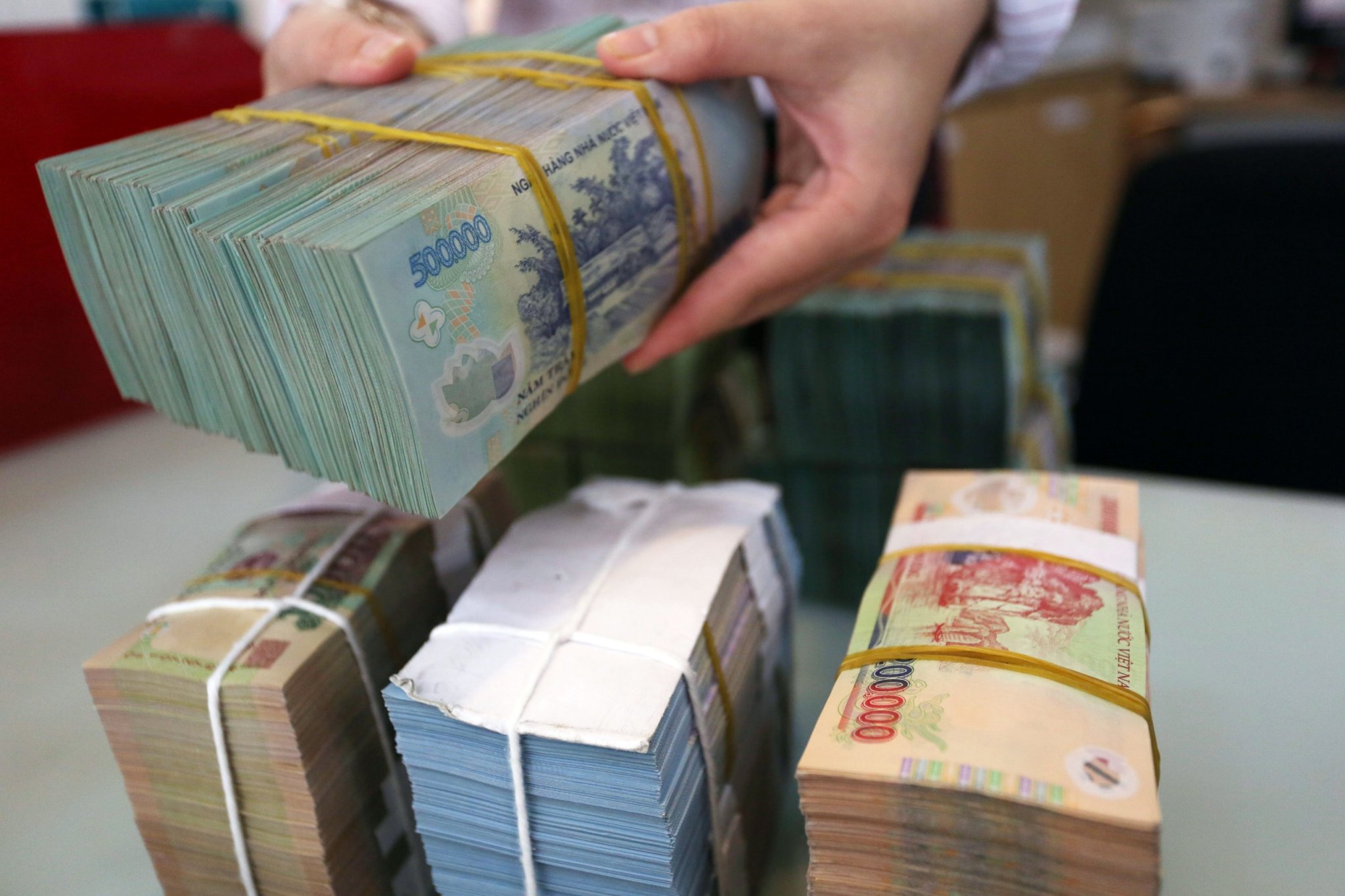 Nhiều lãnh đạo doanh nghiệp thu tiền tỉ từ bán cổ phiếu- Ảnh 1. Nhiều lãnh đạo doanh nghiệp thu tiền tỉ từ bán cổ phiếu- Ảnh 1.