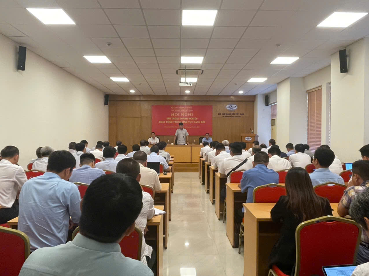 Nhiều vấn đề “nóng” tại hội nghị đối thoại doanh nghiệp trong lĩnh vực hàng hải- Ảnh 1. Nhiều vấn đề “nóng” tại hội nghị đối thoại doanh nghiệp trong lĩnh vực hàng hải- Ảnh 1.