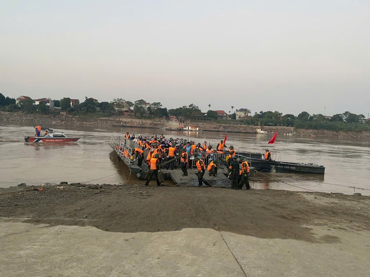 Những chuyến phà thay thế cầu phao Phong Châu có gì đặc biệt?- Ảnh 1. Những chuyến phà thay thế cầu phao Phong Châu có gì đặc biệt?- Ảnh 1.