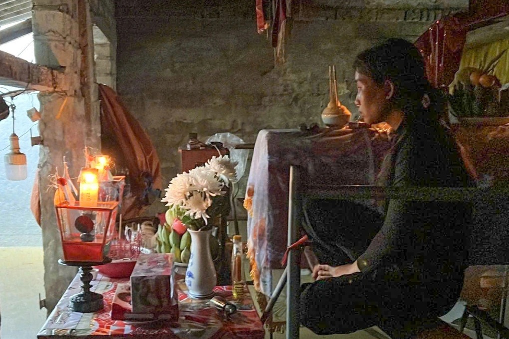 Những đám tang trong lũ, dùng thuyền chở quan tài đi an táng - 2 Những đám tang trong lũ, dùng thuyền chở quan tài đi an táng - 2