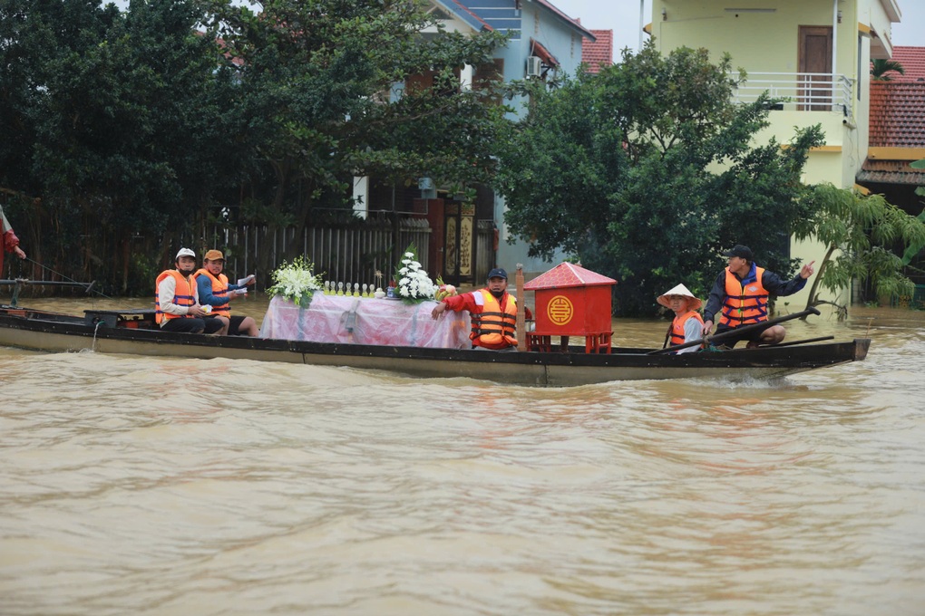 Những đám tang trong lũ, dùng thuyền chở quan tài đi an táng - 1 Những đám tang trong lũ, dùng thuyền chở quan tài đi an táng - 1