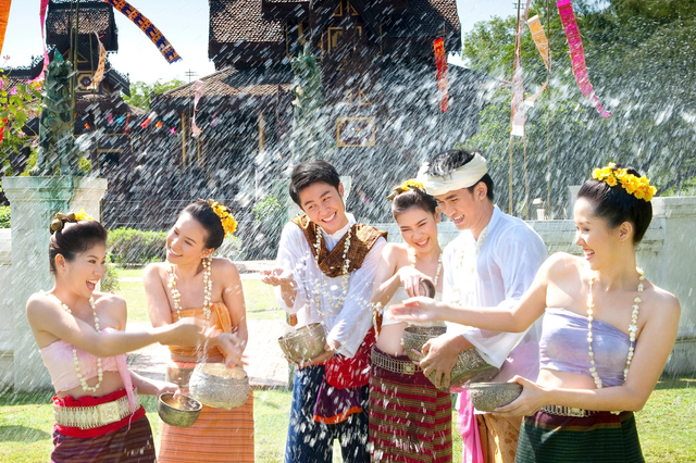 Những điều thú vị ở lễ hội té nước Songkran, Thái Lan- Ảnh 1. Những điều thú vị ở lễ hội té nước Songkran, Thái Lan- Ảnh 1.