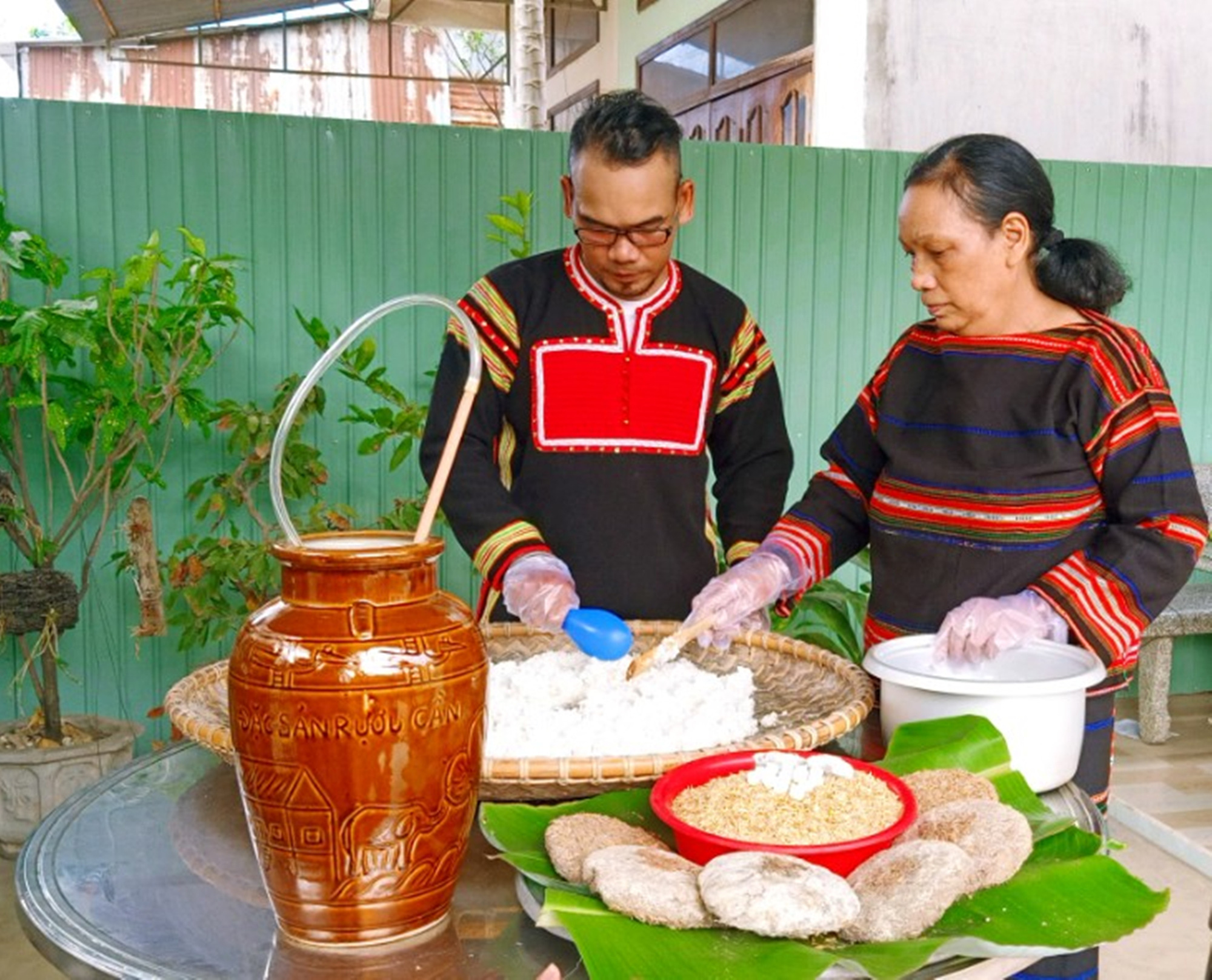 Nồng nàn men rượu cần - Ảnh 1. Nồng nàn men rượu cần - Ảnh 1.