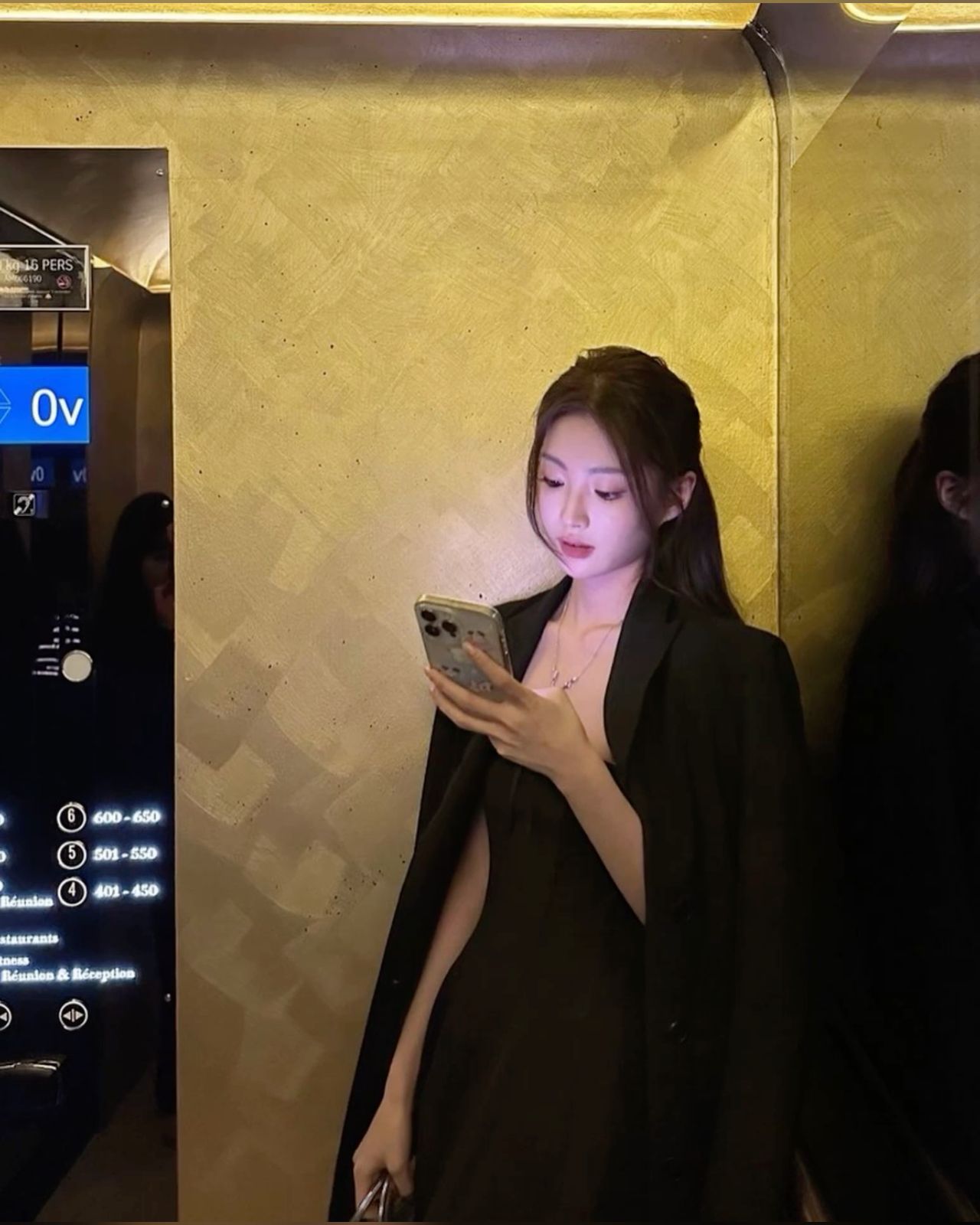 Nữ luật sư kể chi tiết việc ngoại tình với sếp trong group chat công ty- Ảnh 1. Nữ luật sư kể chi tiết việc ngoại tình với sếp trong group chat công ty- Ảnh 1.