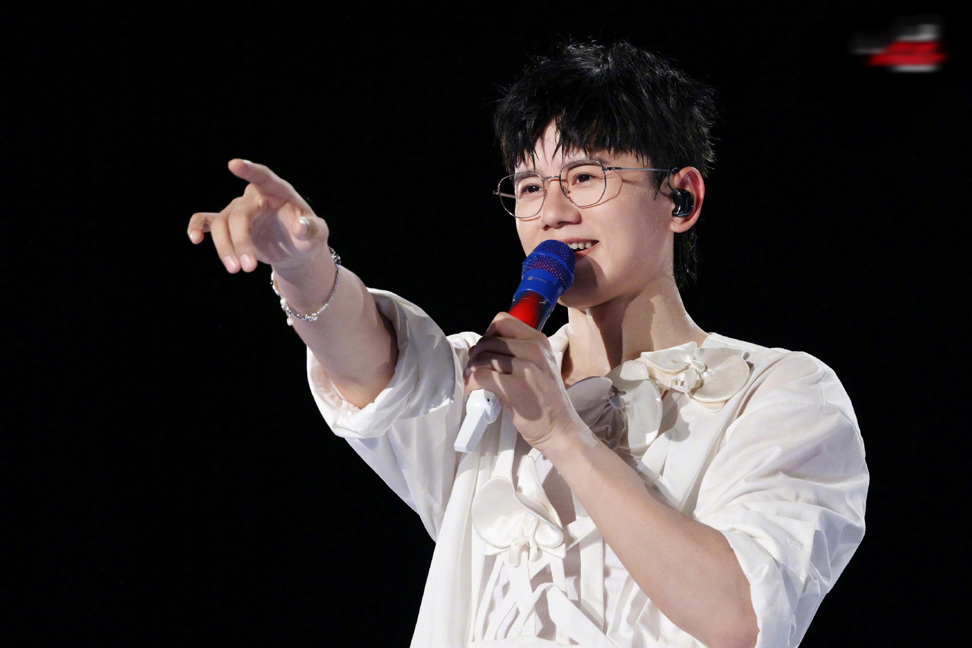 'Ông hoàng nhạc phim' Trương Kiệt phải lòng nhà mốt Việt - Ảnh 1. 'Ông hoàng nhạc phim' Trương Kiệt phải lòng nhà mốt Việt - Ảnh 1.