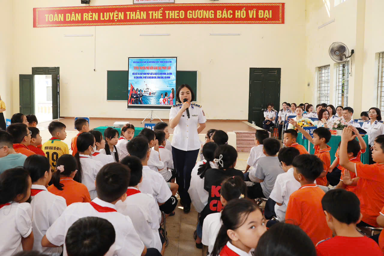 Phụ nữ Cảnh sát biển trao học bổng cho học sinh có hoàn cảnh khó khăn- Ảnh 1. Phụ nữ Cảnh sát biển trao học bổng cho học sinh có hoàn cảnh khó khăn- Ảnh 1.