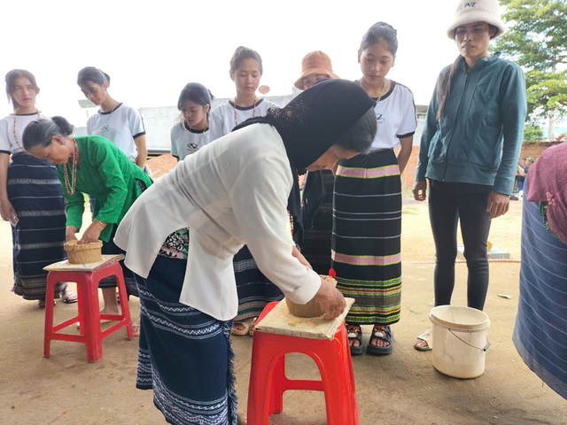 Phục hồi, bảo tồn và phát huy nghề làm gốm của người Churu - Ảnh 1. Phục hồi, bảo tồn và phát huy nghề làm gốm của người Churu - Ảnh 1.