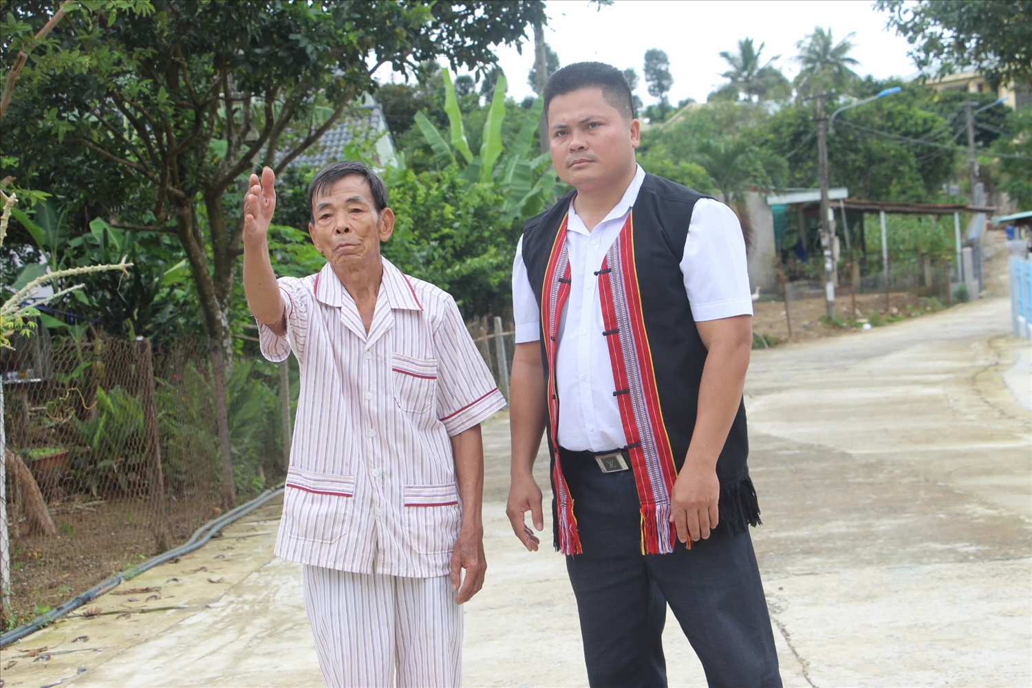 Ông Nguyễn Đình Sách, Người có uy tín ở Phước Sơn vận động người dân hiến đất mở đường. Ông Nguyễn Đình Sách, Người có uy tín ở Phước Sơn vận động người dân hiến đất mở đường.