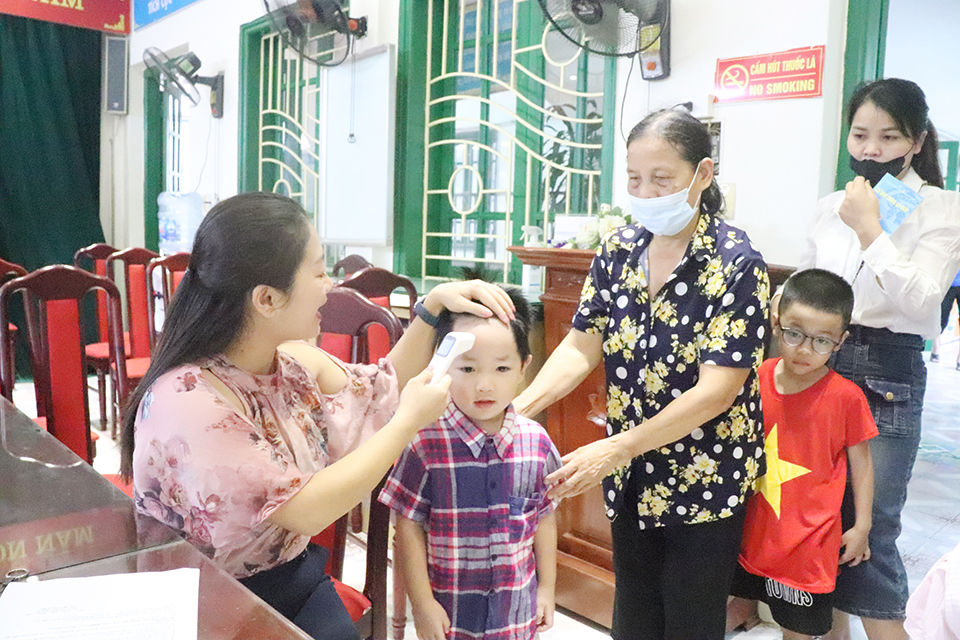Trẻ ở điểm tiêm Trường Mầm non Phú Diễn, phường Phú Diễn.