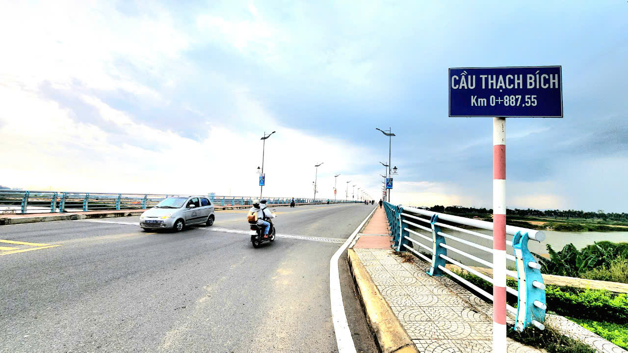Quảng Ngãi bố trí 4 khu vực tập kết ô tô, chủ xe bớt loay hoay mùa mưa lũ- Ảnh 2. Quảng Ngãi bố trí 4 khu vực tập kết ô tô, chủ xe bớt loay hoay mùa mưa lũ- Ảnh 2.