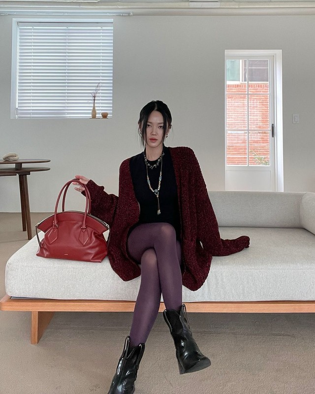 Quý cô công sở xúng xính áo cardigan vào ngày lạnh- Ảnh 1. Quý cô công sở xúng xính áo cardigan vào ngày lạnh- Ảnh 1.